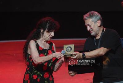 Американська поетеса Діана Акерман отримує медаль імені Стівена Хокінга за наукову комунікацію (Єреван, Вірменія, 05.09.2022)