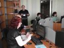 <p>
	Зав. Інтернет-центром проводить курси по навчанню роботі з ПК. Фото М.С. Макарюка</p>