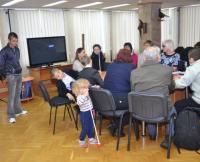 <p>Найменша учасниця круглого столу демонструє своє володіння білою тростиною</p>
<p> </p>
