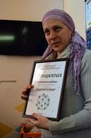 <p>Ольга Рязанова отримує нагороду конкурсу</p>
<p> </p>