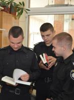 З новою юридичною літературою ознайомилися курсанти Херсонського факультету Одеського державного університету внутрішніх справ