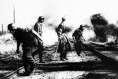 Німецькі снайпери підривають залізничний міст. Україна, 1943 рік